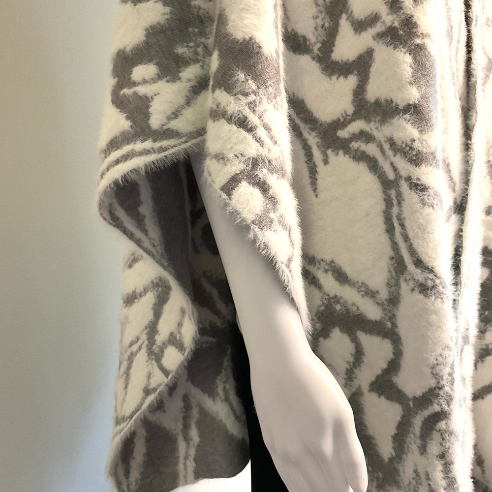 White House Black Market Sweater Ruana~Gray & White~One Size Fits Most~NWOT! - Picture 3 of 11
